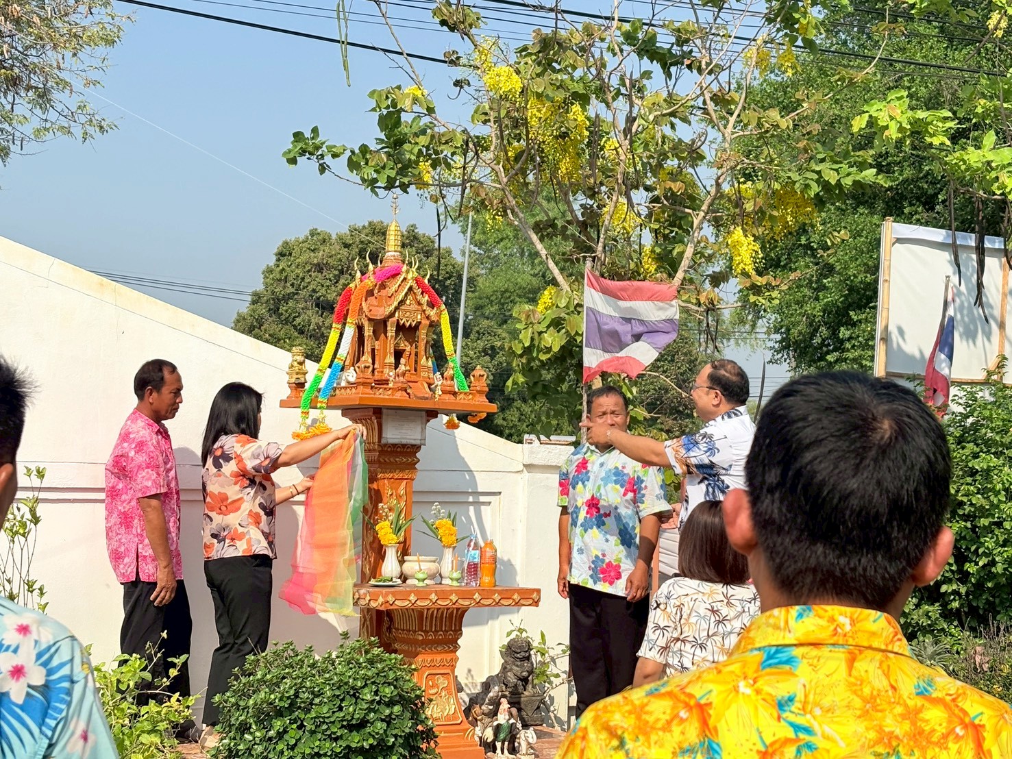 title - ส.ป.ก. ยโสธร จัดพิธีเจริญพระพุทธมนต์ทำบุญถวายภัตตาหารเพลแด่พระสงฆ์ พิธีสักการะศาลเจ้าที่และสิ่งศักดิ์สิทธิ์ประจำสำนักงาน เนื่องในเทศกาลวันขึ้นปีใหม่ไทย